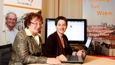 Marianne Klicka und Sonja Wehsely präsentieren Freiwillig für Wien, 2011 © Rene Wallentin, Rathauskorrespondenz 2011